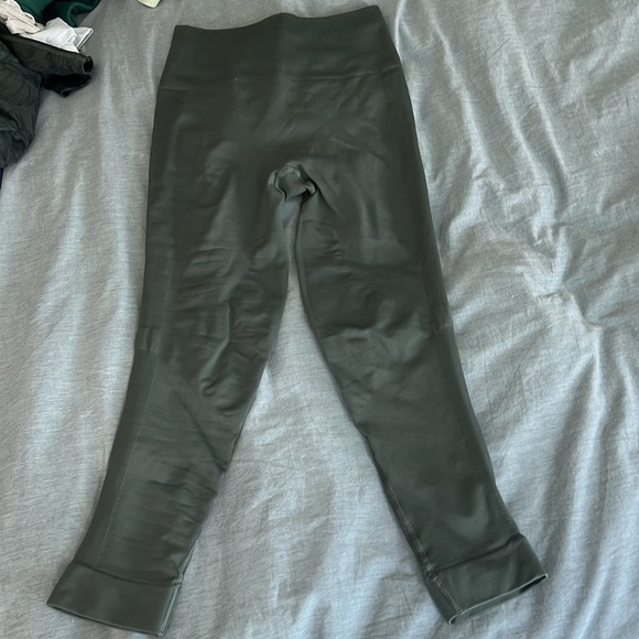 NWOT Lululemon Zone in Crop Leggings Gater Green Olive 25" Inseam - Picture 6 of 6
